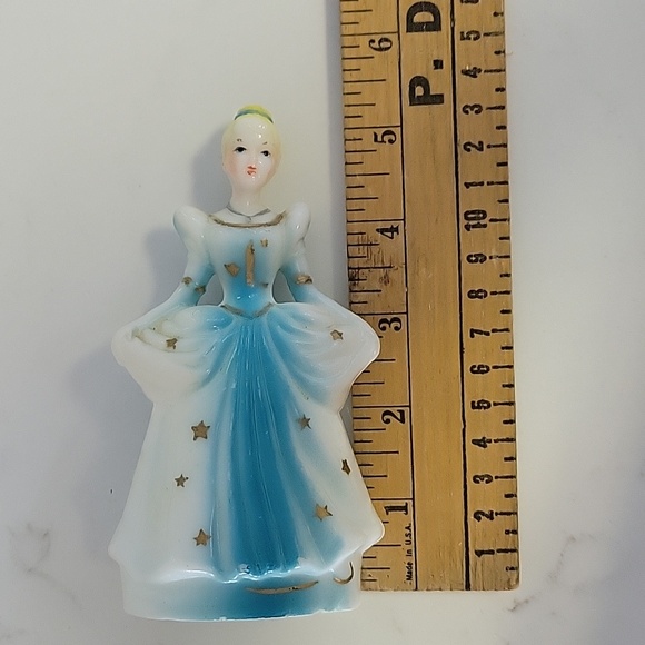 Vintage 1960's Walt Disney’s Cinderella Figurine - Picture 4 of 4